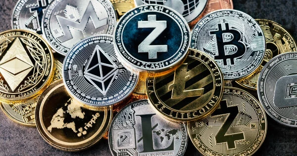 Ex-SEC Chair Jay Clayton Says He's a "Huge Believer" in Crypto