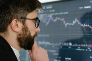 Cryptocurrency market value slumps under $1 trillion
